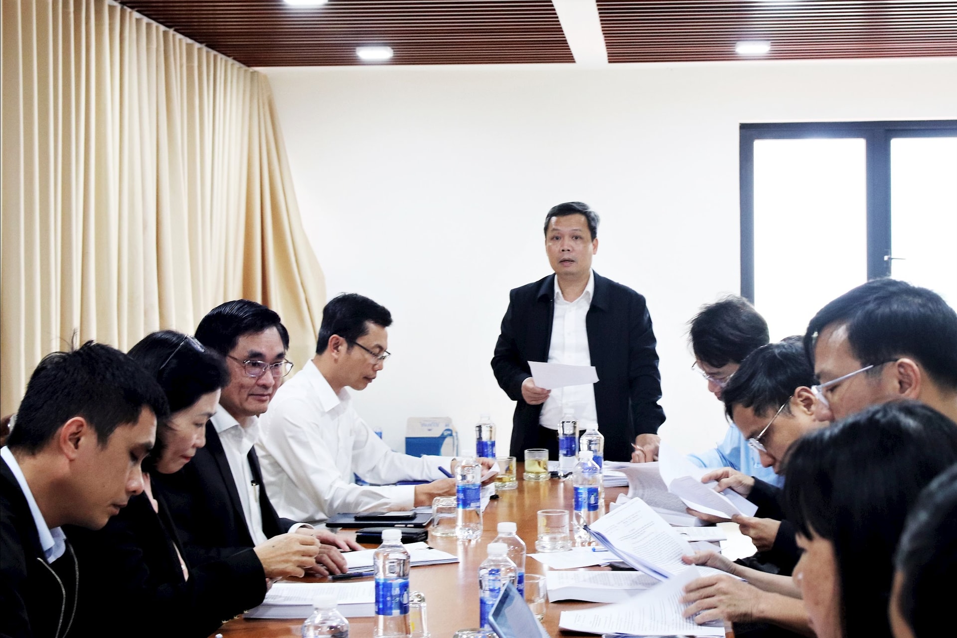 Trưởng ban Đô thị HĐND thành phố Lê Tùng Lâm chủ trì phiên thẩm tra. Ảnh: T. HUY