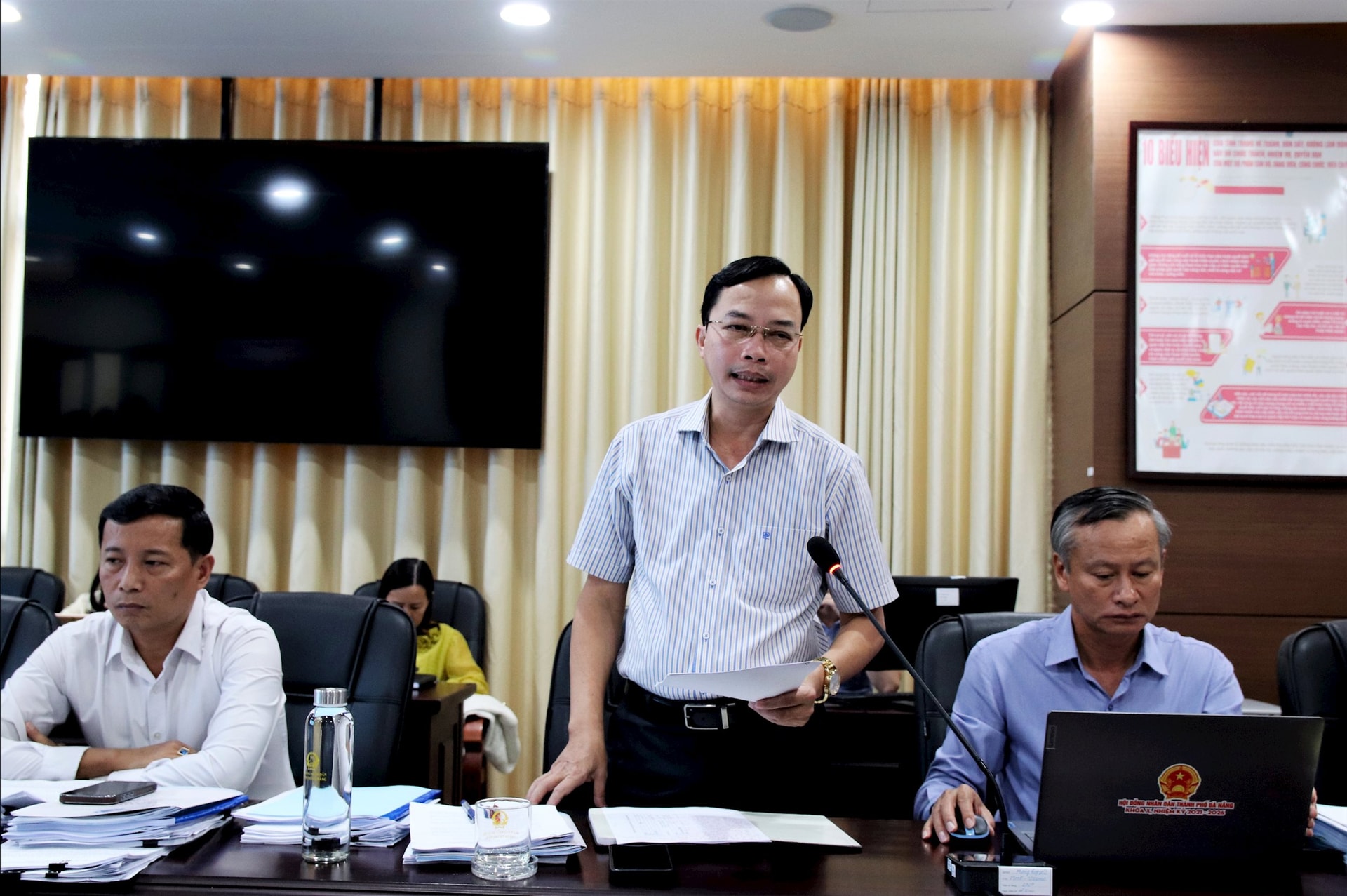 Trưởng ban Văn hóa - Xã hội HĐND thành phố Quảng Văn Ngọc chủ trì phiên thẩm tra. Ảnh: T. HUY