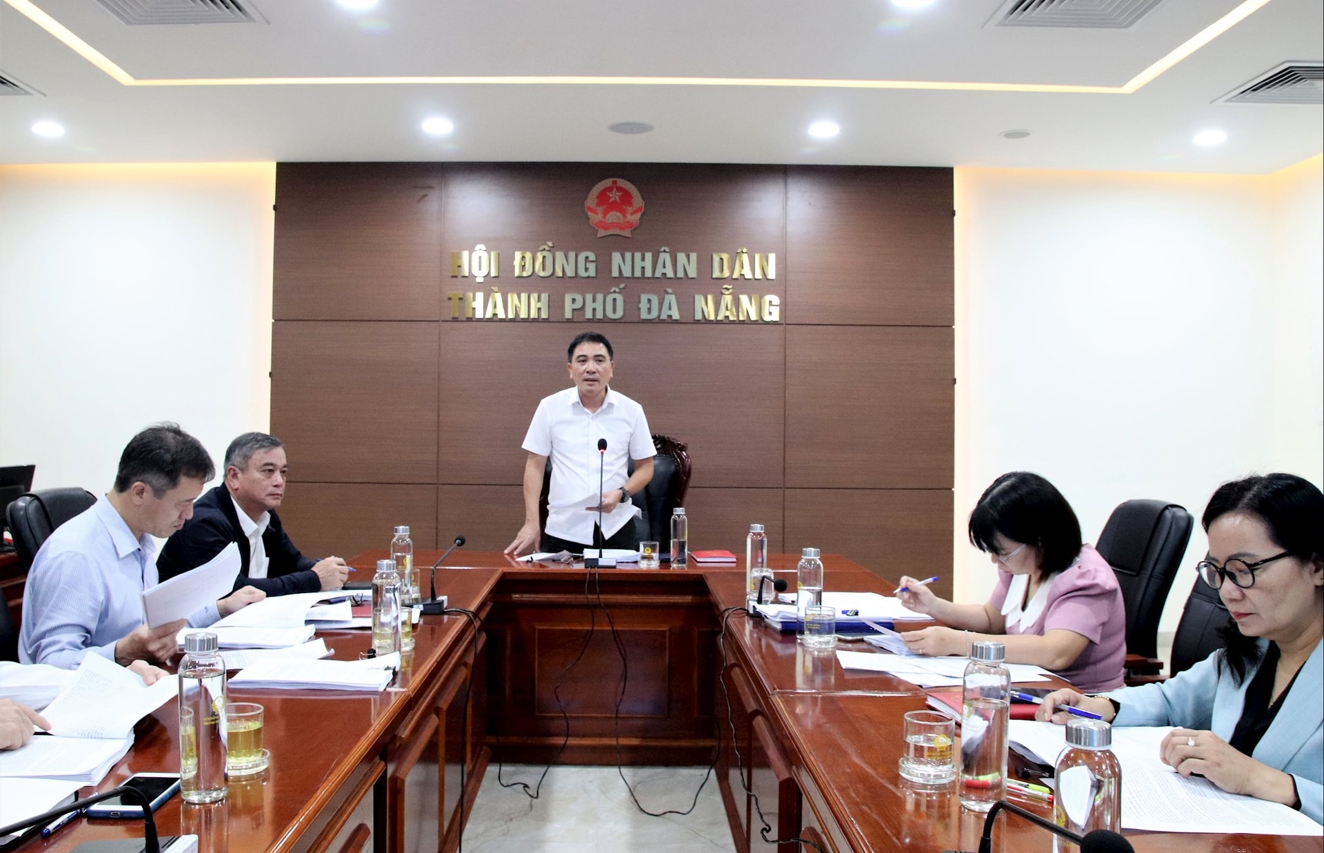 Trưởng ban Pháp chế HĐND thành phố Lương Công Tuấn chủ trì phiên thẩm tra. Ảnh: T. HUY