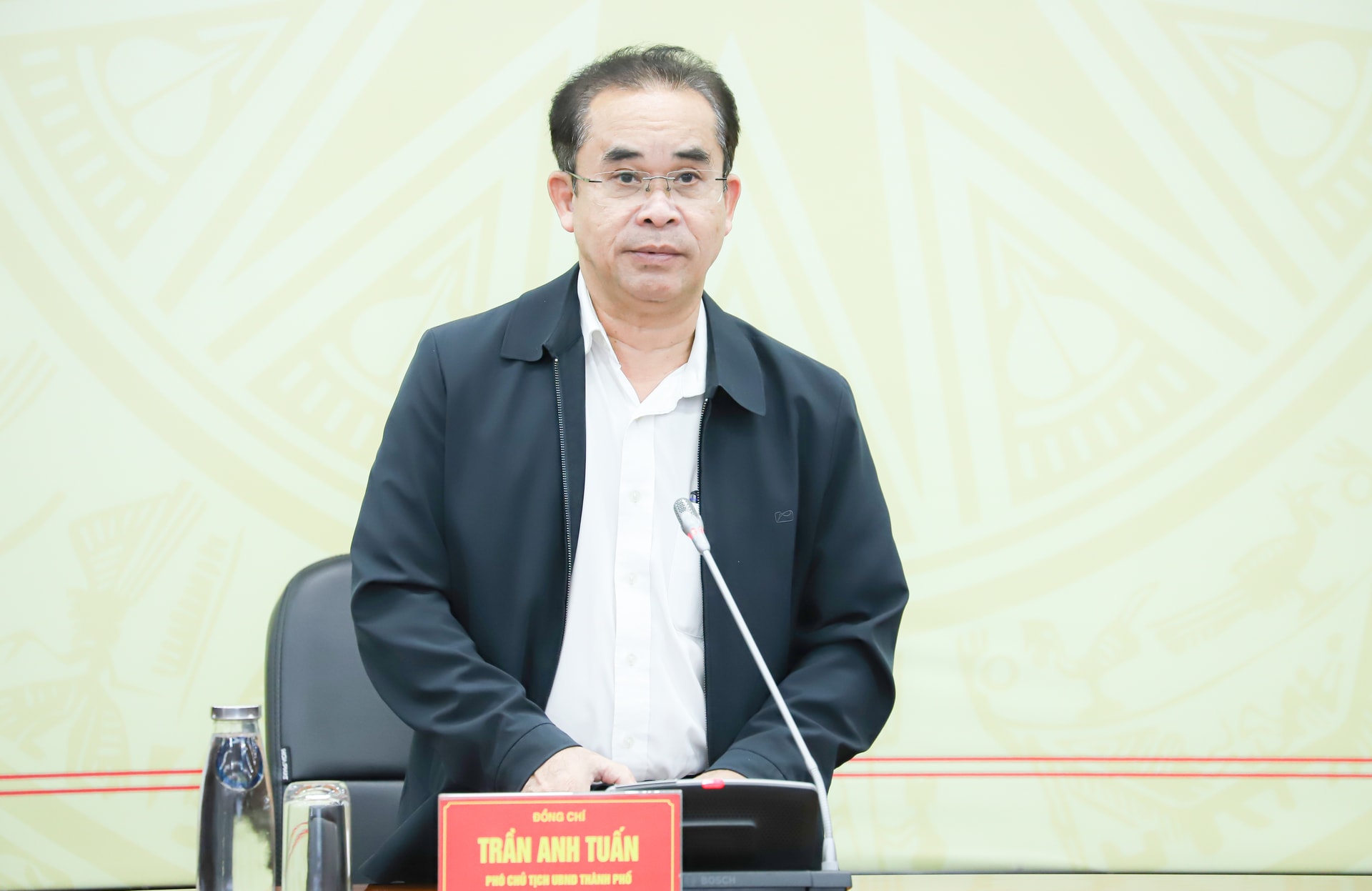 Vice ordförande för stadens folkkommitté, Tran Anh Tuan, talar vid mötet. Foto: NGOC PHU