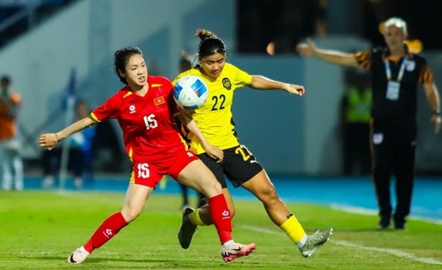 Thúy Hằng và Steffi Sarge Kaur trao đổi sau trận đấu giữa tuyển nữ Việt Nam và Malaysia.