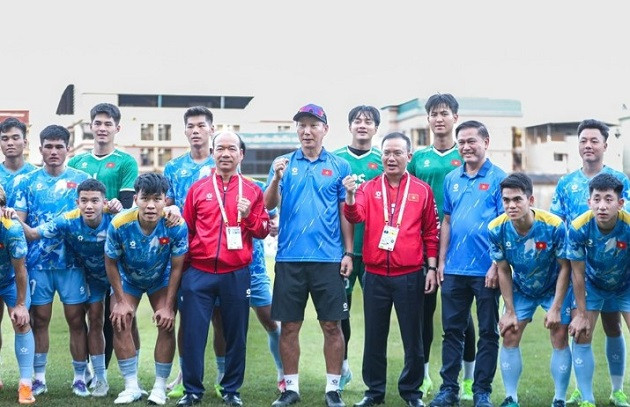 Các lãnh đạo đến thăm U-22 Việt Nam.