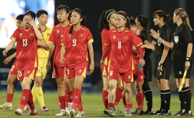 Tuyển nữ Việt Nam thất vọng sau trận thua 0-1 trước Philippines tại SEA Games.