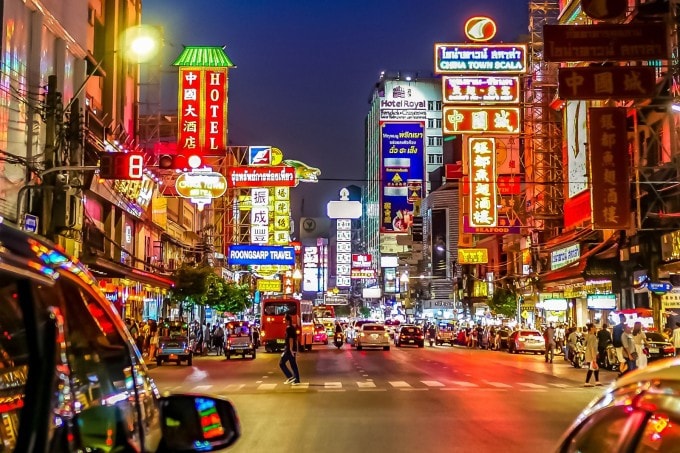 Đường phố Bangkok sôi động về đêm.
