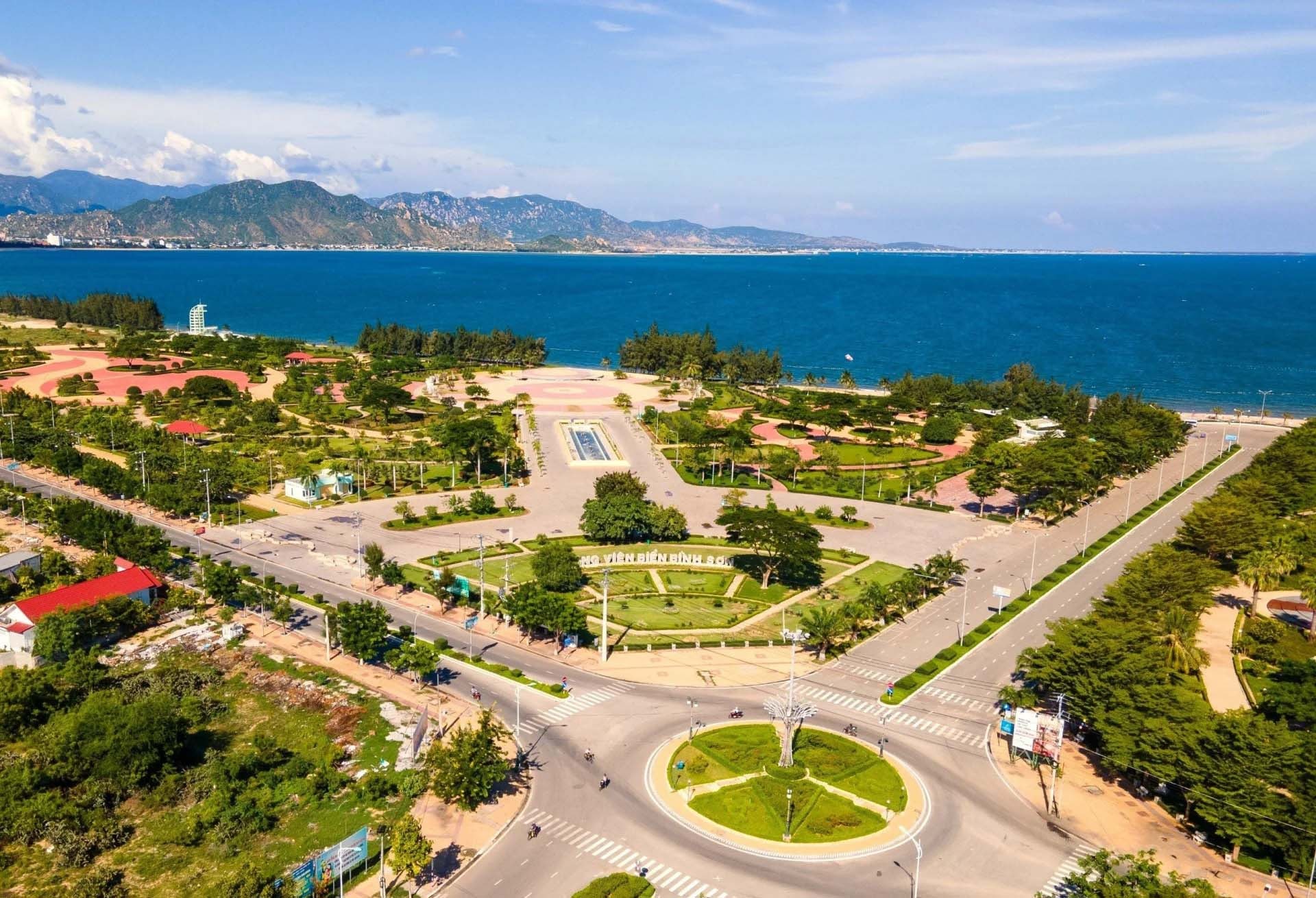Toàn cảnh Công viên biển Bình Sơn, Ninh Thuận với bãi cát và biển xanh.