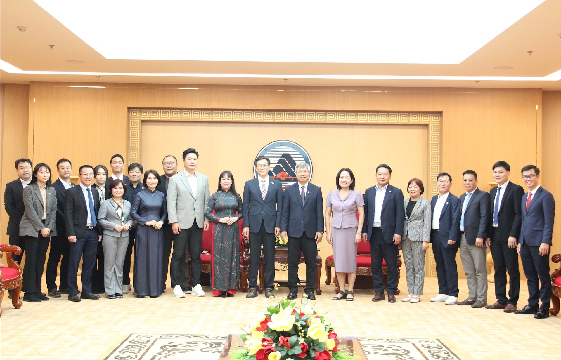 Lãnh đạo thành phố chụp ảnh lưu niệm với đoàn công tác. Ảnh: XUÂN H