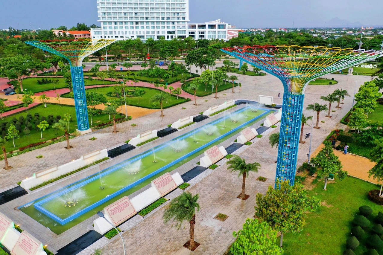 Khuôn viên rộng rãi với cây xanh và lối đi bộ tại công viên biển Bình Sơn.