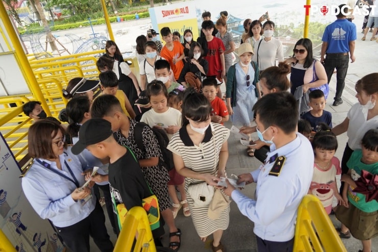 Du khách trên du thuyền ngắm cảnh Vịnh Hạ Long, một trong những di sản thiên nhiên thế giới tại Việt Nam.