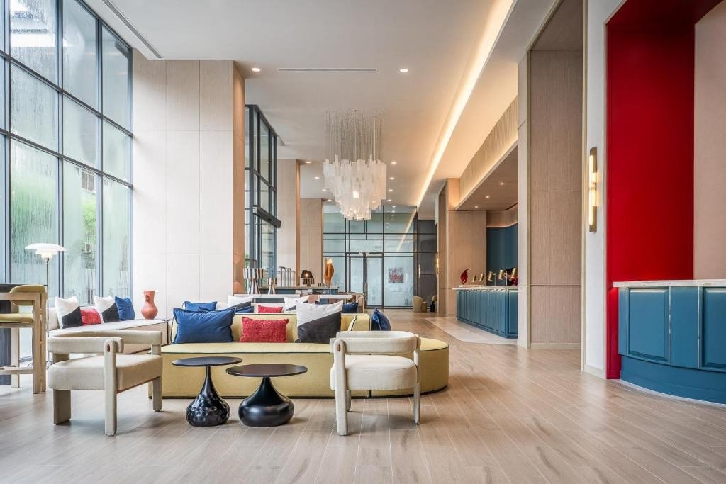 Sảnh khách sạn hiện đại.