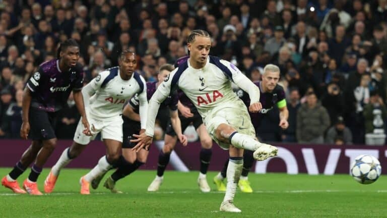 2 bàn thắng từ chấm 11m giúp Tottenham dễ đá hơn nhiều.