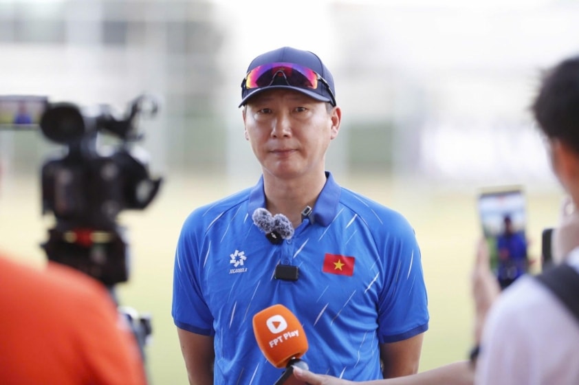 HLV Kim Sang Sik phát biểu trong buổi họp báo trước trận đấu quan trọng.