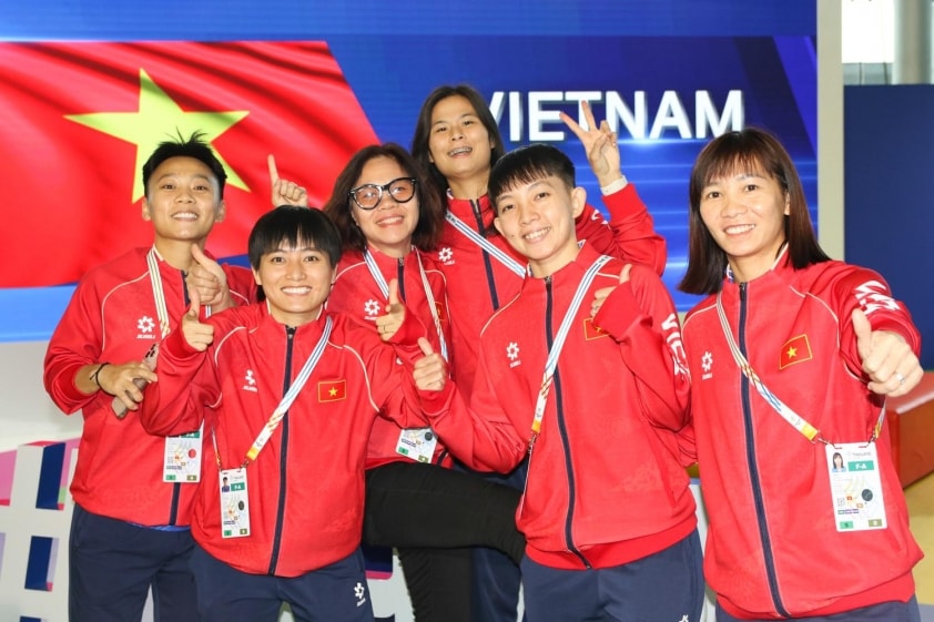 Đội tuyển futsal nữ Việt Nam tại sân bay ở Thái Lan chuẩn bị cho SEA Games 33.