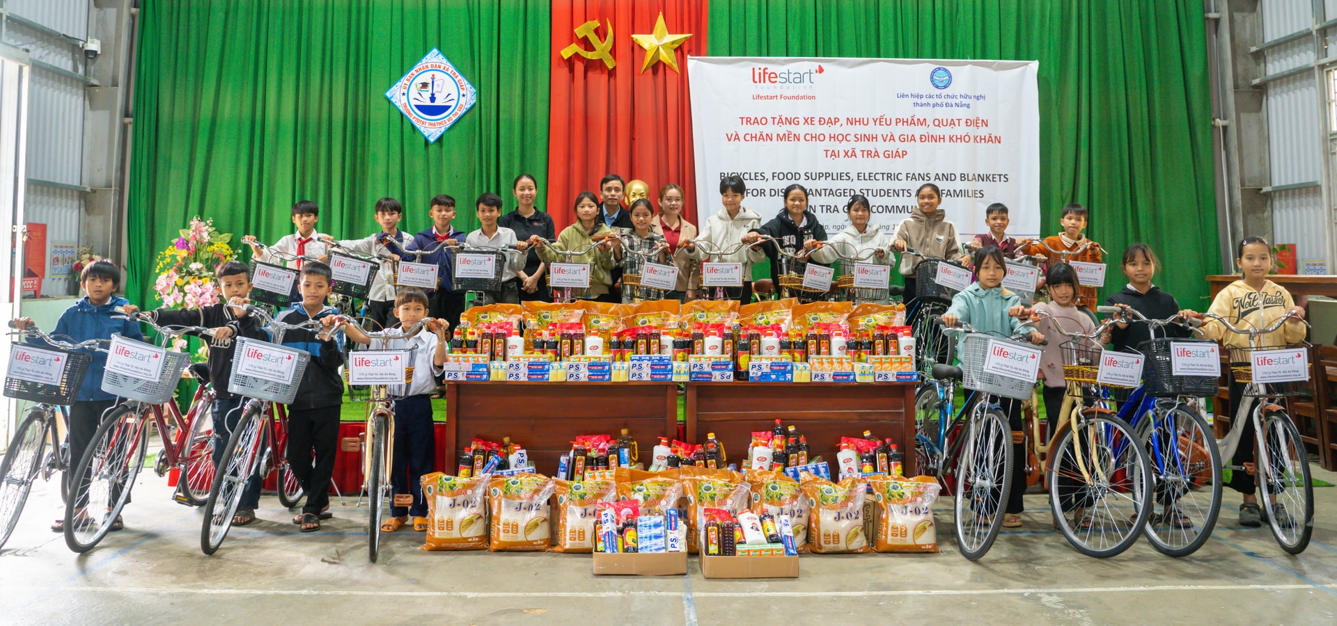 4. В общей сложности 50 наборов предметов первой необходимости и 50 новых велосипедов были розданы малообеспеченным студентам в коммуне Тра Гиап.