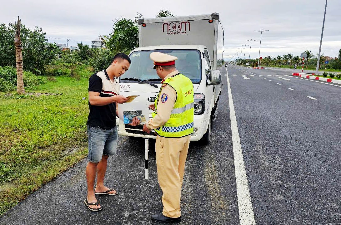 Công tác tuần tra kiểm soát vận tải hàng hóa được tăng cường. Ảnh: P.GIANG