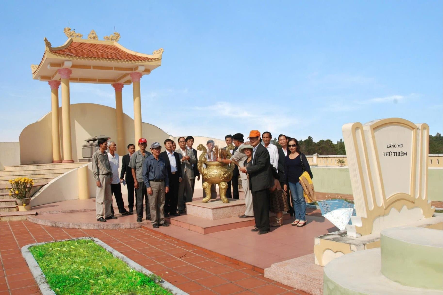 Lăng mộ Thủ Thiệm, nằm trên địa bàn xã Tam Anh. Ảnh: VĂN PHIN