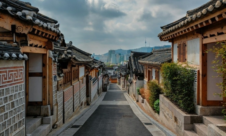 Cung điện Gyeongbokgung cổ kính giữa lòng Seoul hiện đại.
