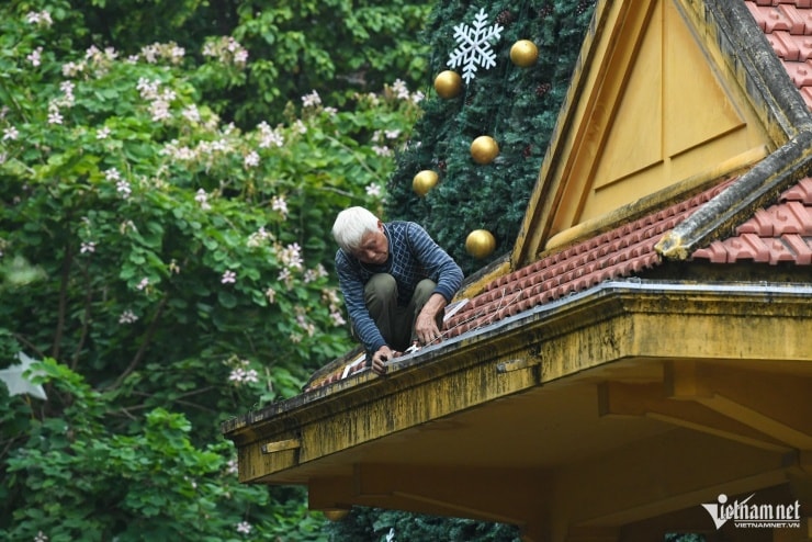 Toàn cảnh Nhà thờ Lớn Hà Nội được trang trí lộng lẫy với cây thông và hang đá lớn phía trước.