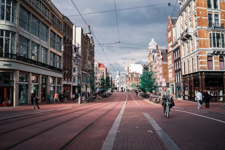Những con kênh yên bình và kiến trúc đặc trưng của Amsterdam, Hà Lan.