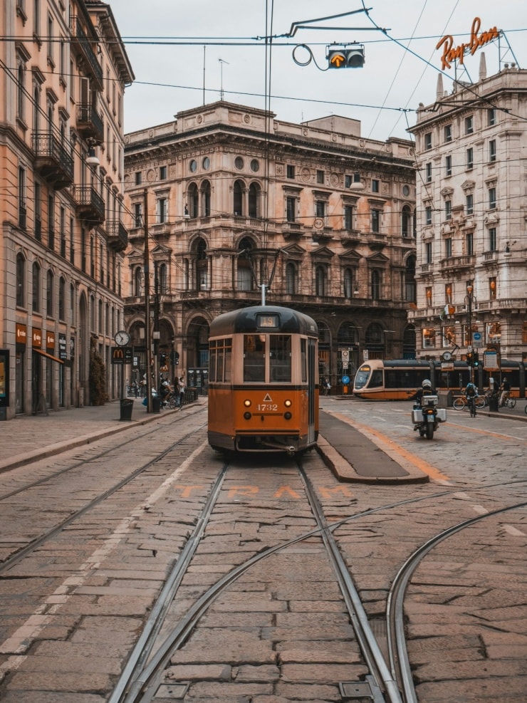 Nhà thờ Duomo lộng lẫy, biểu tượng của Milan, trung tâm thời trang thế giới.