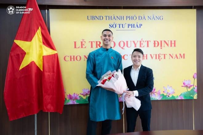 Gustavo Sant Ana chính thức trở thành công dân Việt Nam. Ảnh: CLB Đà Nẵng.