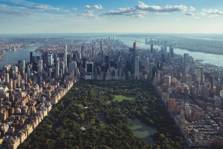 Đường phố New York với những tòa nhà chọc trời, phản ánh sự năng động của thành phố.