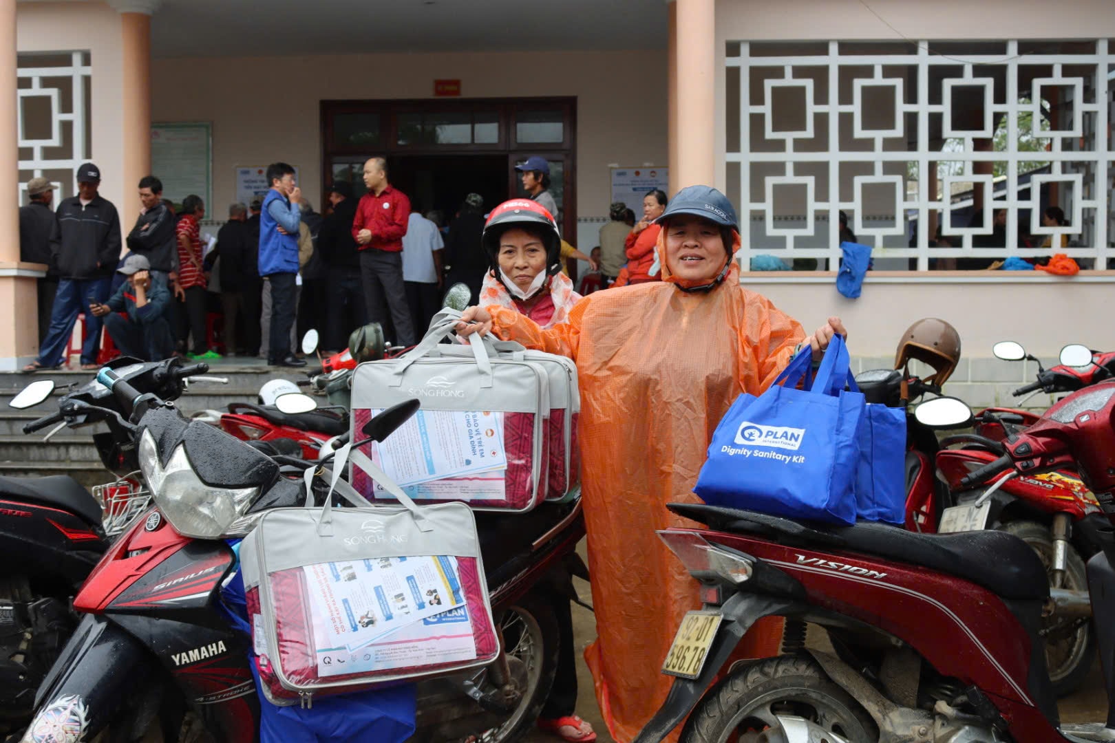 លោកស្រី Nguyen Thi Thanh Hanh ទទួលបានអំណោយឧបត្ថម្ភពីអង្គការ Plan International វៀតណាម។