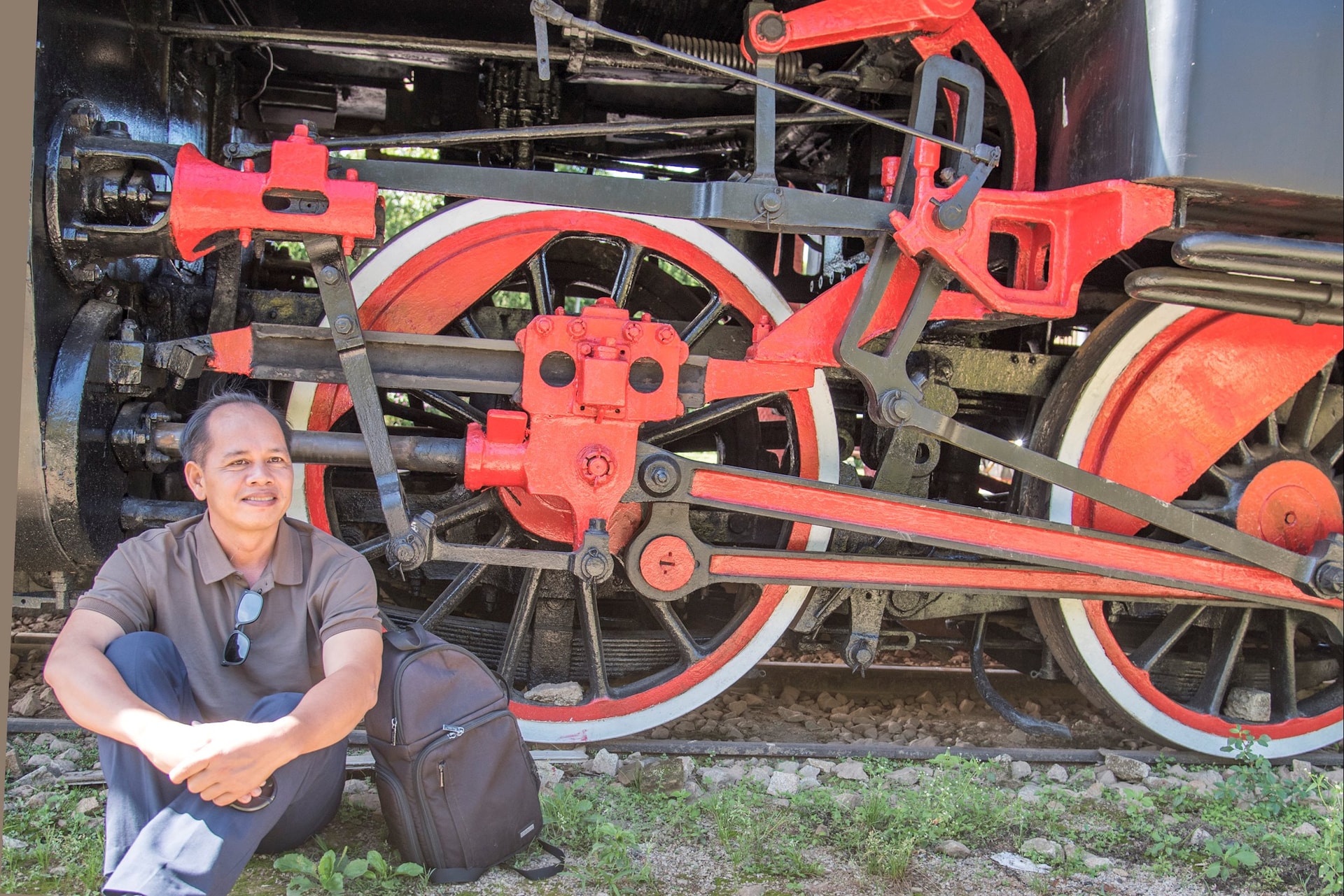 Tác giả bên cạnh hệ thống bánh xe răng cưa nổi tiếng ở ga Đà Lạt. Ảnh Lê Văn Chương