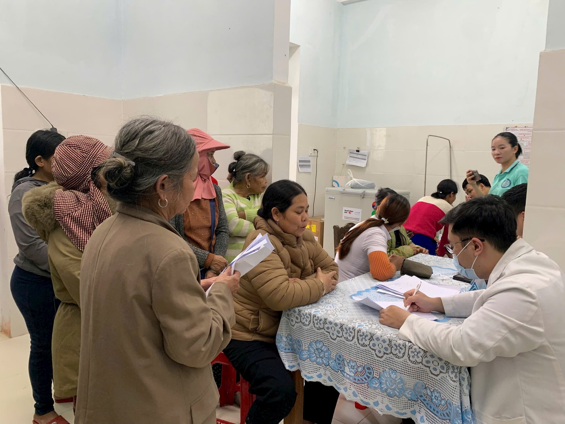 دا نانگ اوبسٹیٹرکس اینڈ پیڈیاٹرکس ہسپتال کے ڈاکٹر ڈونگ گیانگ کمیون میں خواتین کا معائنہ کر رہے ہیں۔