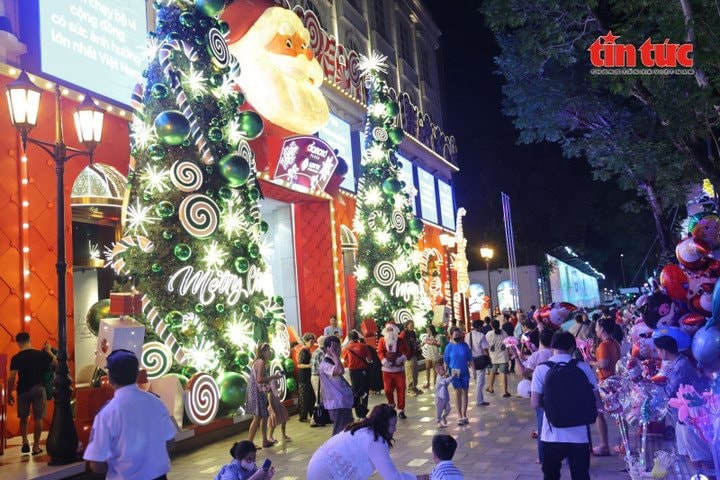 Khu vực phía trước Diamond Plaza được trang hoàng bắt mắt.