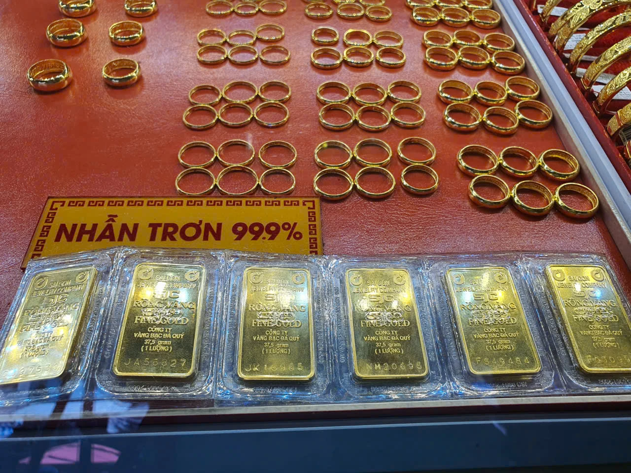 Giá vàng hôm nay 13/12/2025: Vàng SJC 9999 trong nước và thế giới