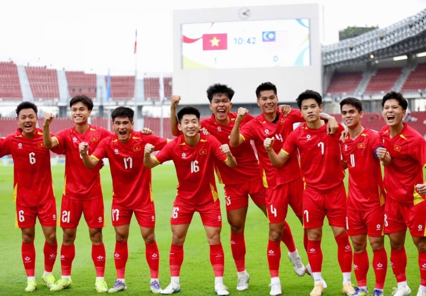 U22 Việt Nam thi đấu trên sân Rajamangala