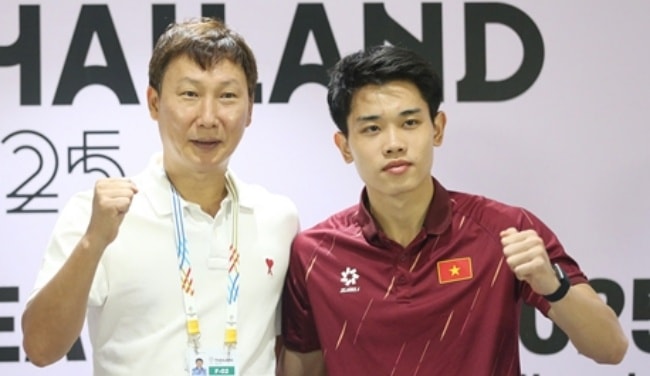 HLV Kim Sang-sik và Đình Bắc.