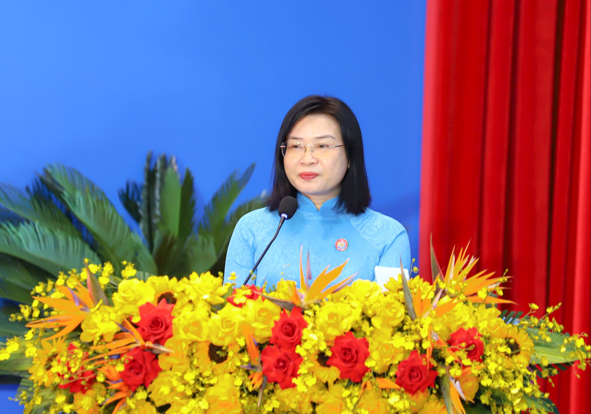 Chủ tịch Liên đoàn Lao động thành phố Phan Thị Thúy Linh phát biểu khai mạc. Ảnh: NGỌC PHÚ
