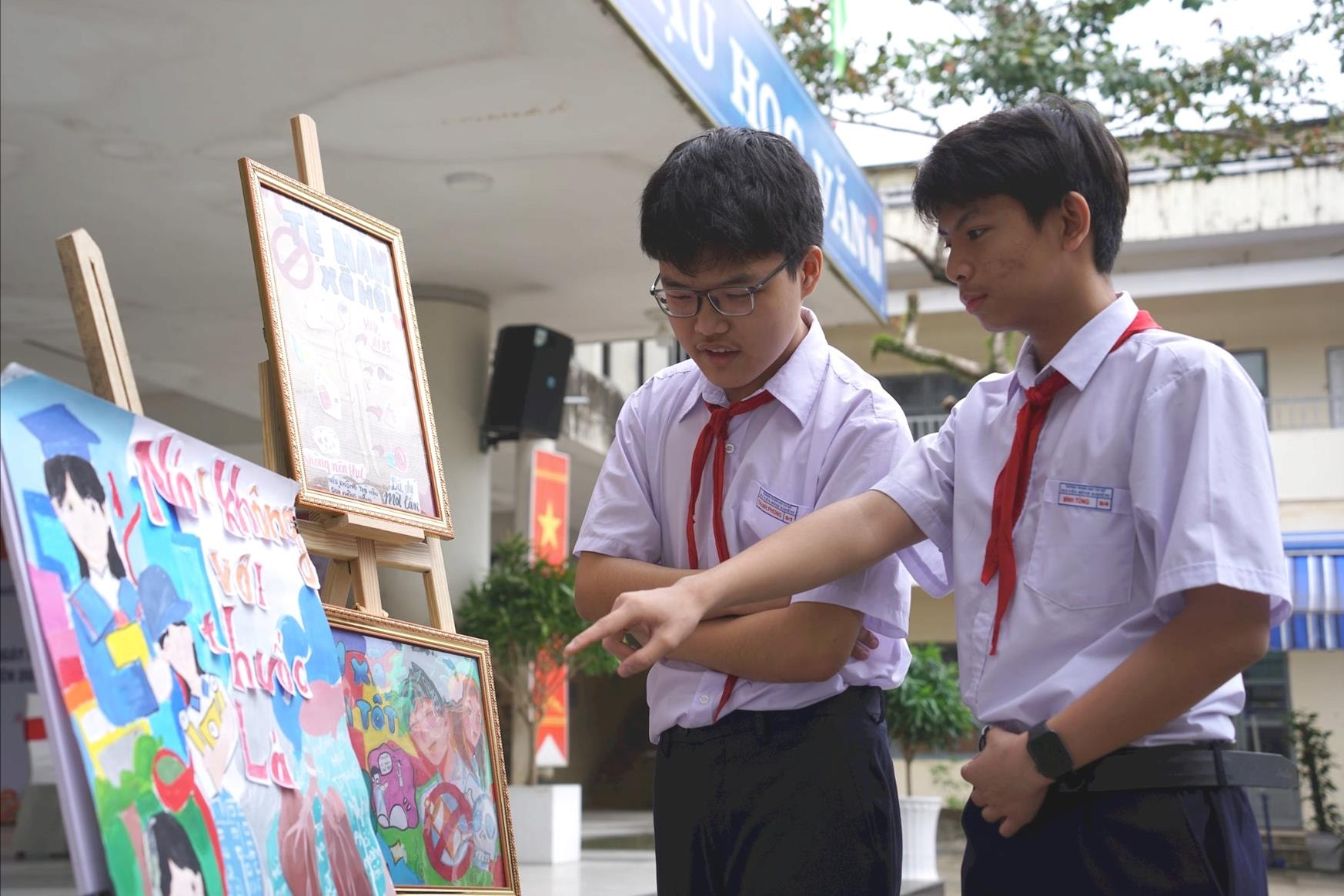 Xây dựng môi trường học đường không khói thuốc là một trong những giải pháp bảo vệ sức khỏe học sinh.