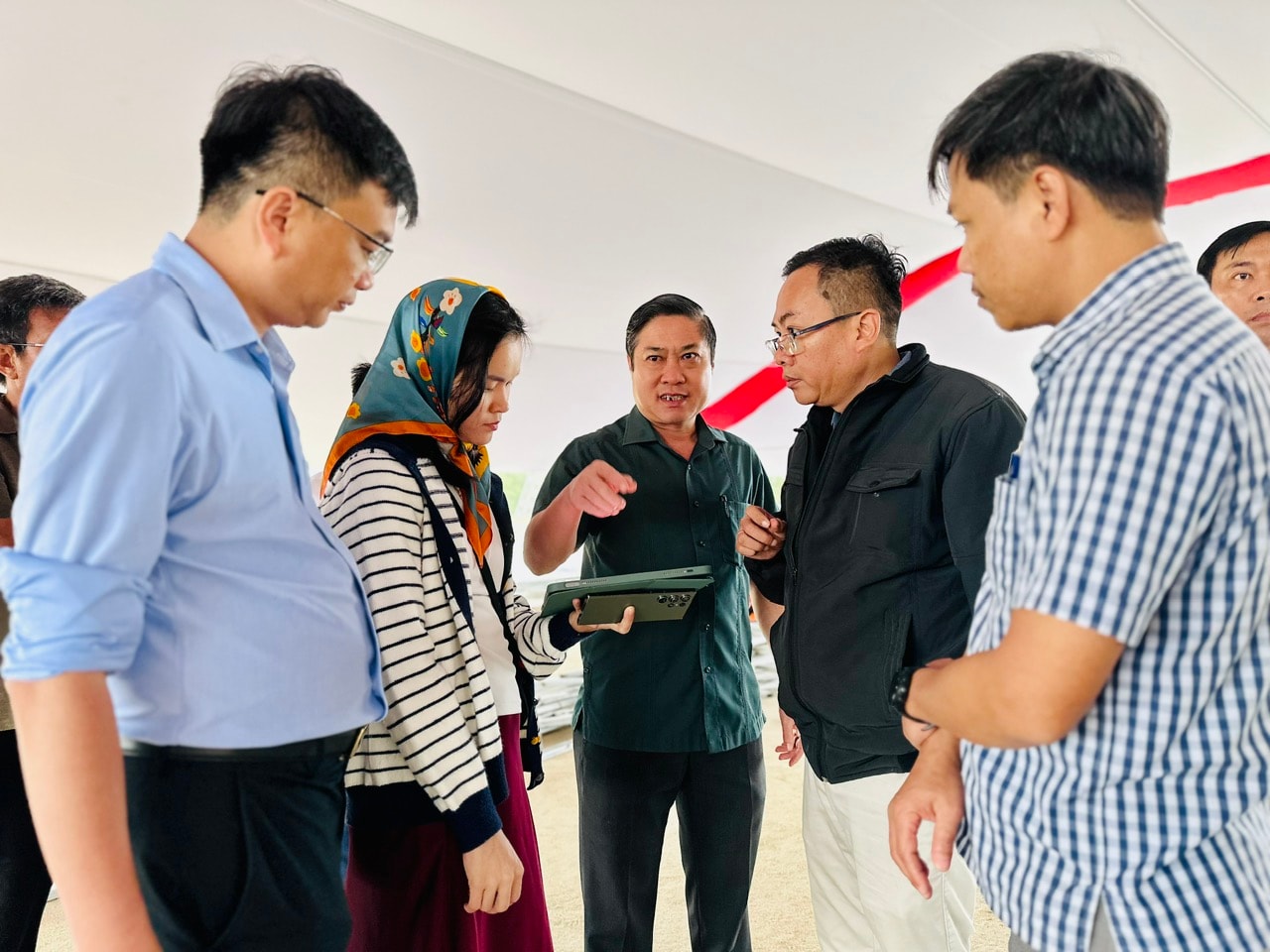 អនុប្រធានគណៈកម្មាធិការប្រជាជនទីក្រុងដាណាំង លោក ផាន ថៃប៊ិញ (ឈរនៅកណ្តាល) កំពុងត្រួតពិនិត្យការរៀបចំសម្រាប់ពិធីបើកការដ្ឋានសាងសង់គម្រោង។ រូបថត៖ សួន ហៀវ