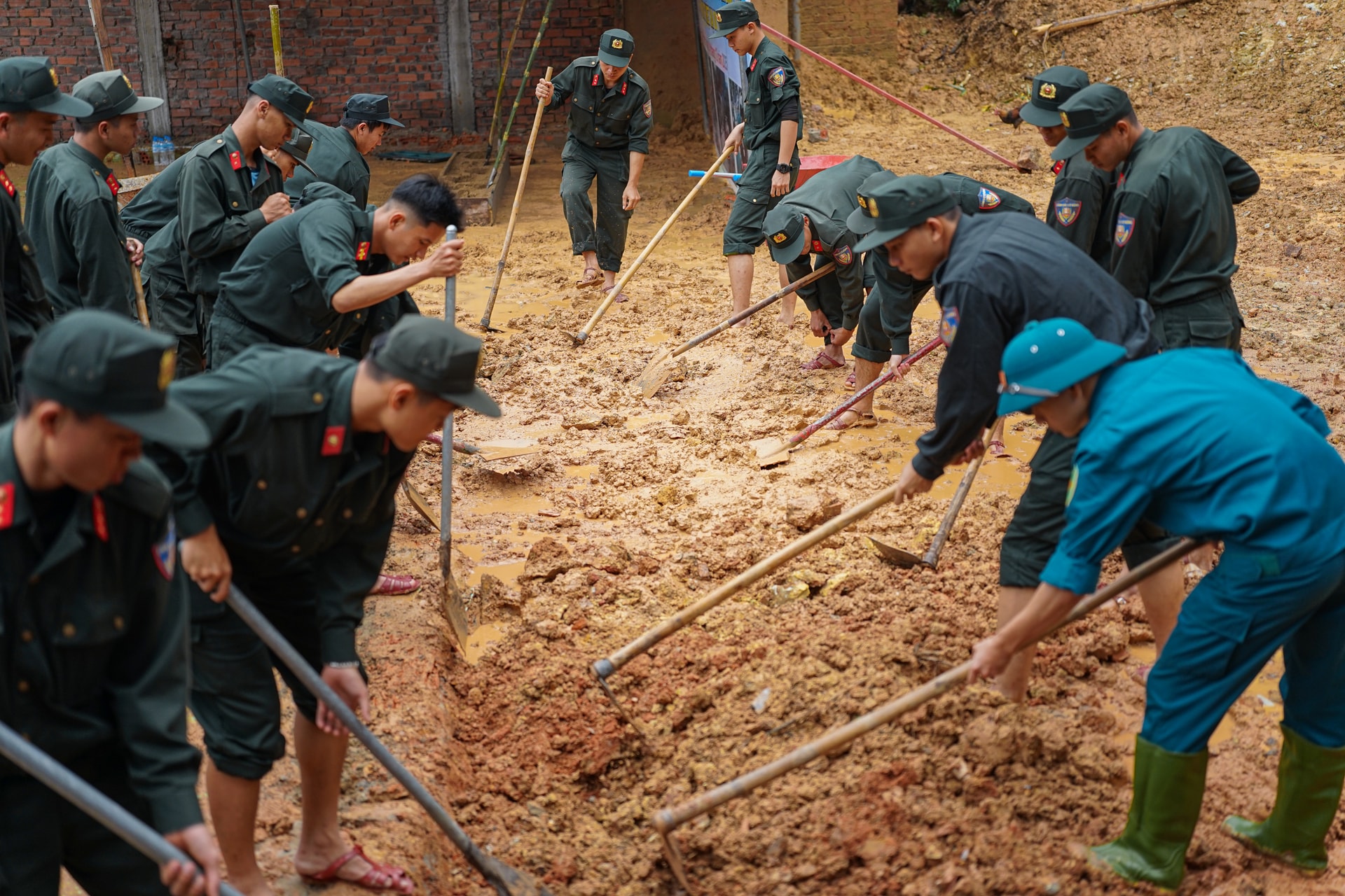 Rejimen Polis Bergerak Pusat, Polis Bandar Da Nang, dan pasukan tempatan sedang berusaha segera untuk membina semula rumah baharu untuk penduduk komune Que Phuoc. Foto: Xuan Son