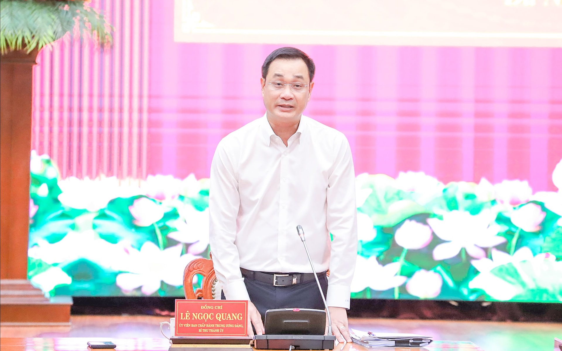 Bí thư Thành ủy Lê Ngọc Quang phát biểu tại phiên họp. Ảnh: NGỌC PHÚ