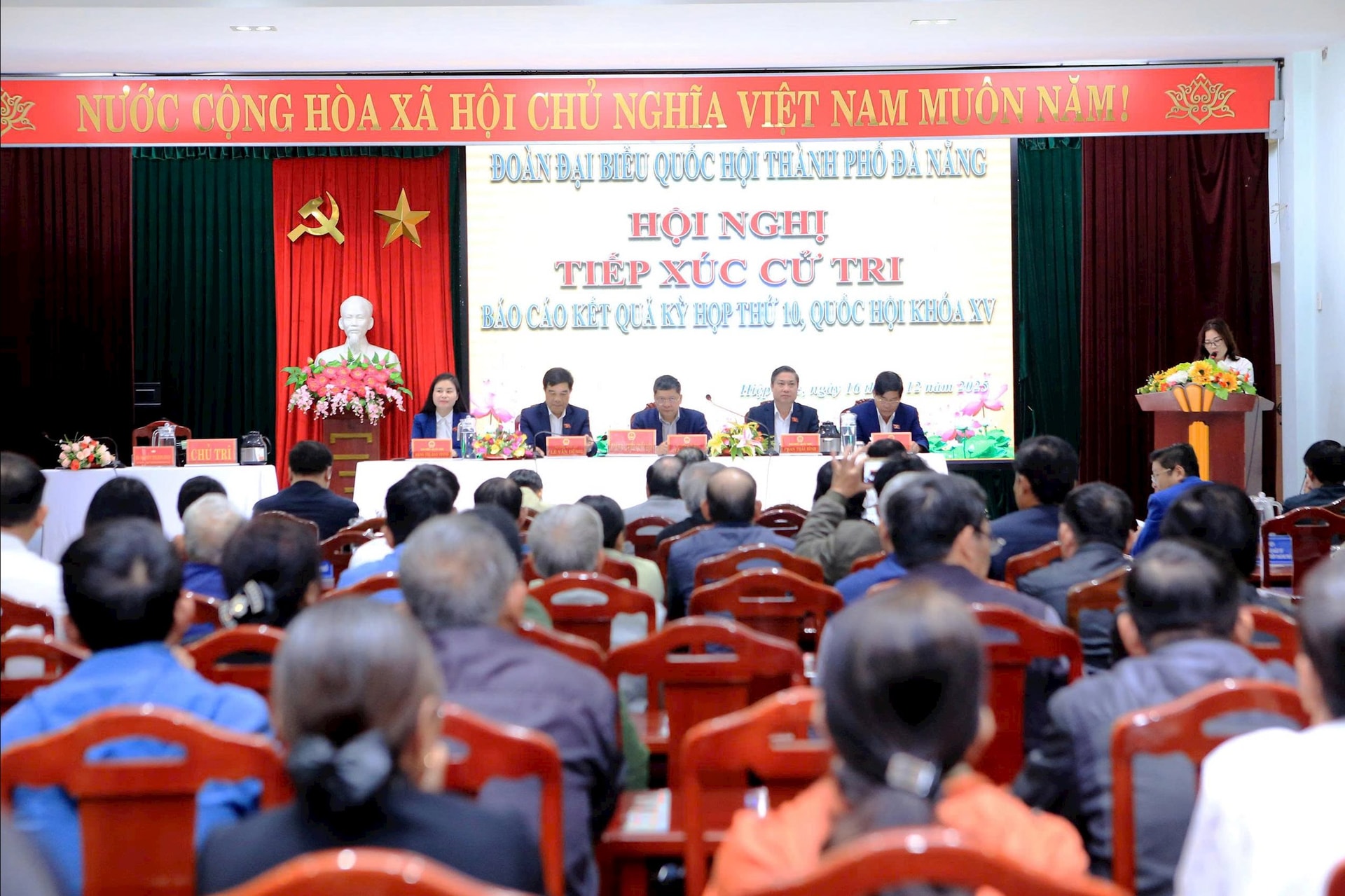 Các ĐBQH thành phố tiếp xúc cử tri xã Hiệp Đức. Ảnh: THÀNH CÔNG