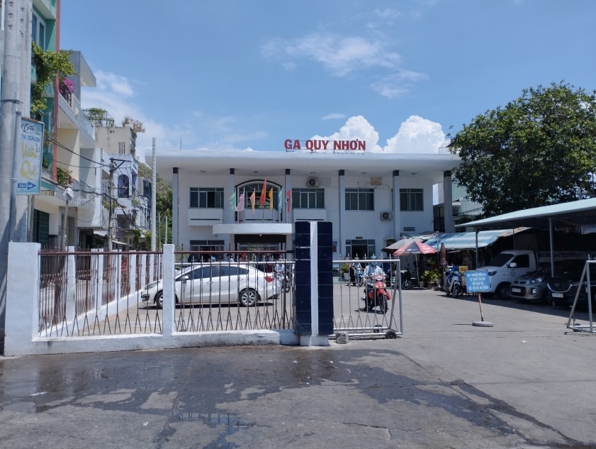Một góc nhìn khác của ga Quy Nhơn, thể hiện nét kiến trúc đặc trưng.