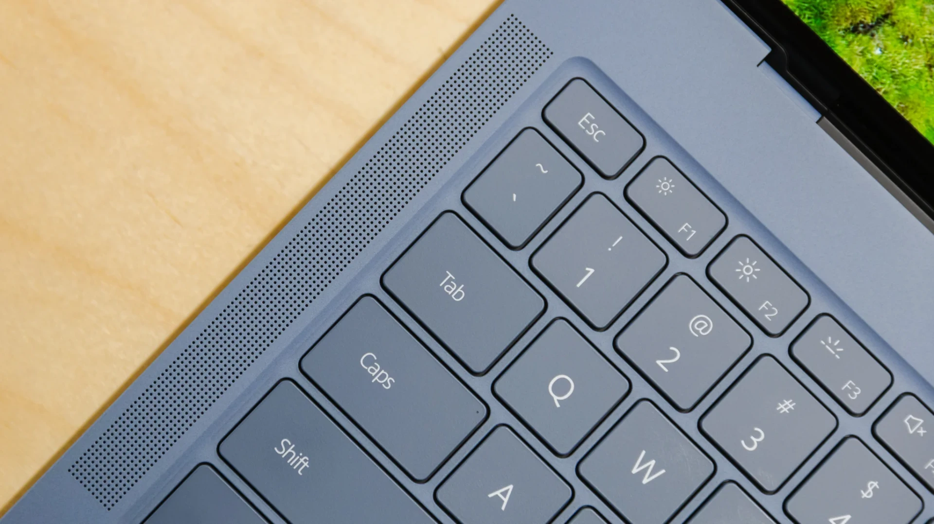 Độ cứng cáp của khung máy hợp kim magie trên MateBook X Pro