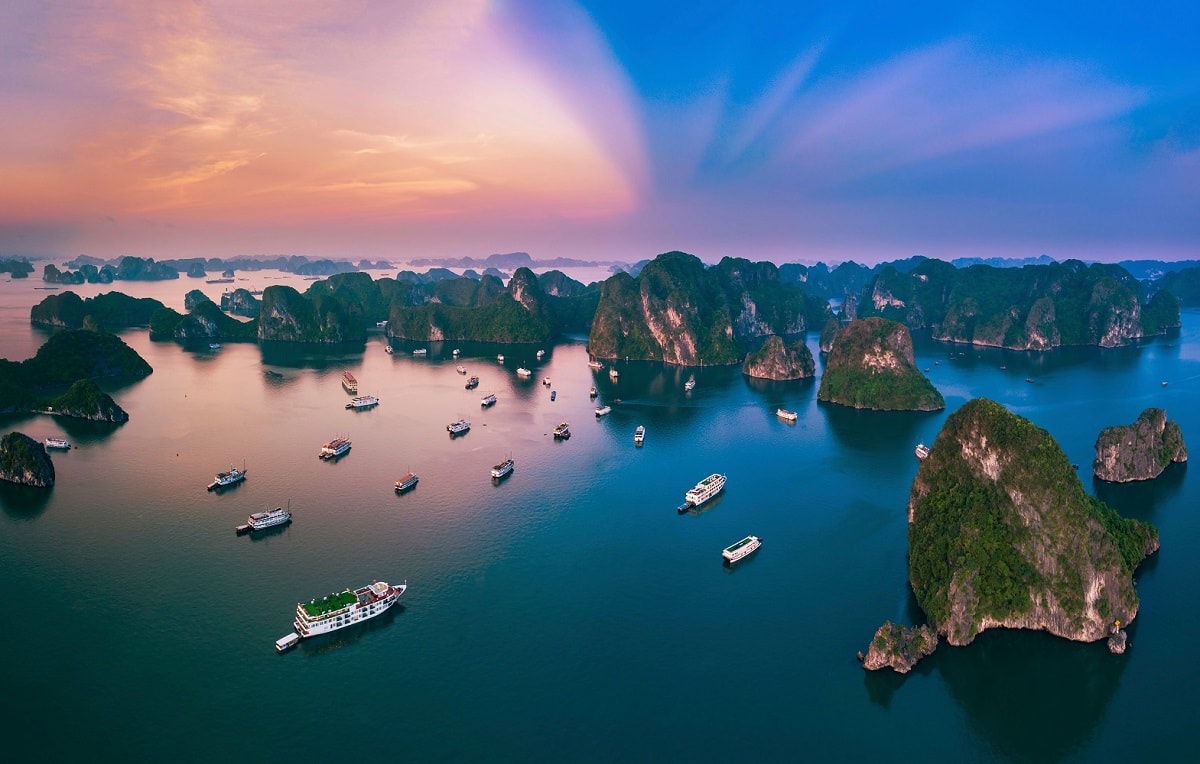 Du khách chèo thuyền kayak khám phá Vịnh Hạ Long