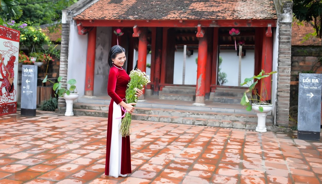 chụp ảnh ở Văn Miếu Quốc Tử Giám
