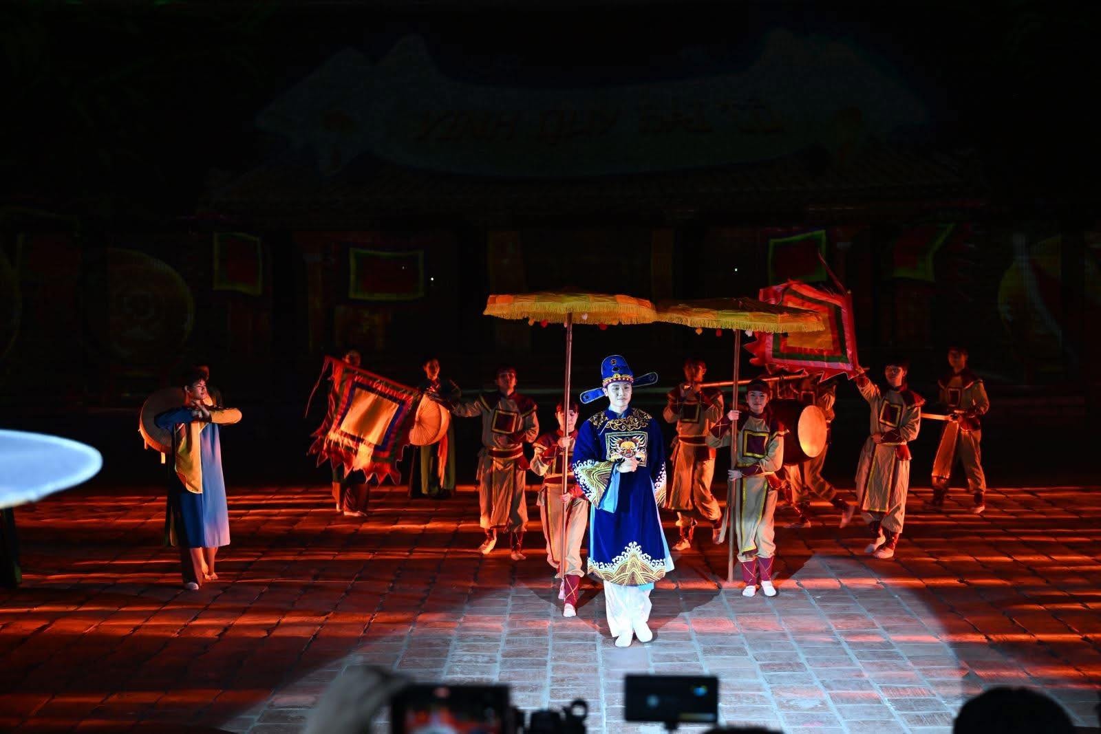 tour đêm Văn Miếu Quốc Tử Giám