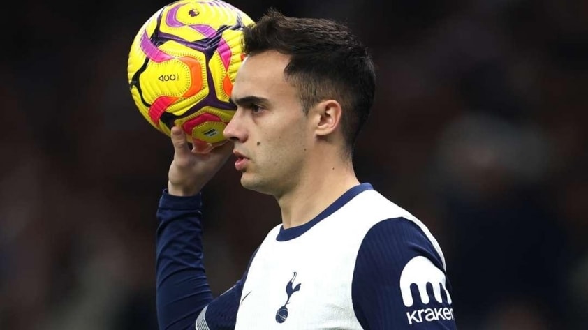 Sergio Reguilón trong một pha đi bóng