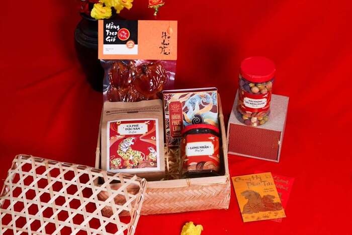 Hộp quà đặc sản quê hương là món quà Tết ý nghĩa dành cho cô giáo.