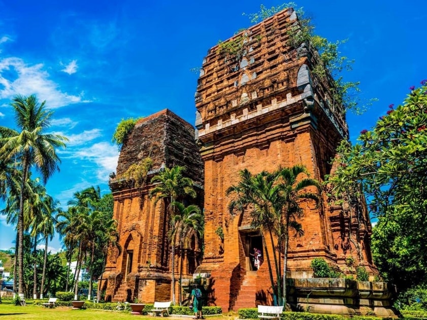 Tháp Đôi Quy Nhơn với kiến trúc Chăm Pa cổ kính và uy nghi.