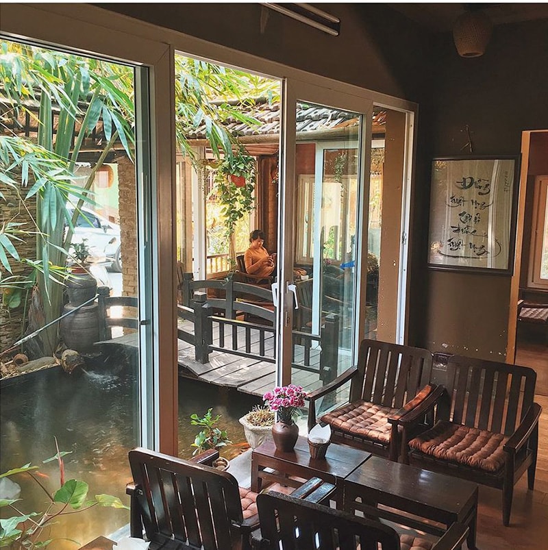 Một góc trang trí hoài cổ tại một quán cafe nhạc sống ở Hà Nội.