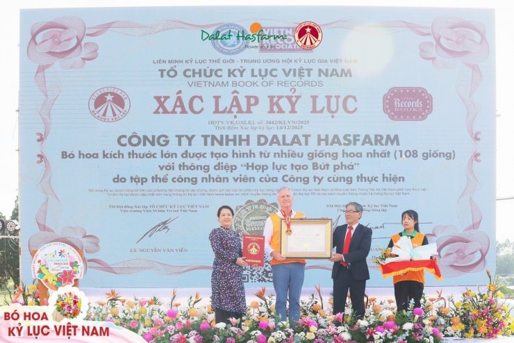 Đại diện Tổ chức Kỷ lục Việt Nam trao chứng nhận cho Dalat Hasfarm.
