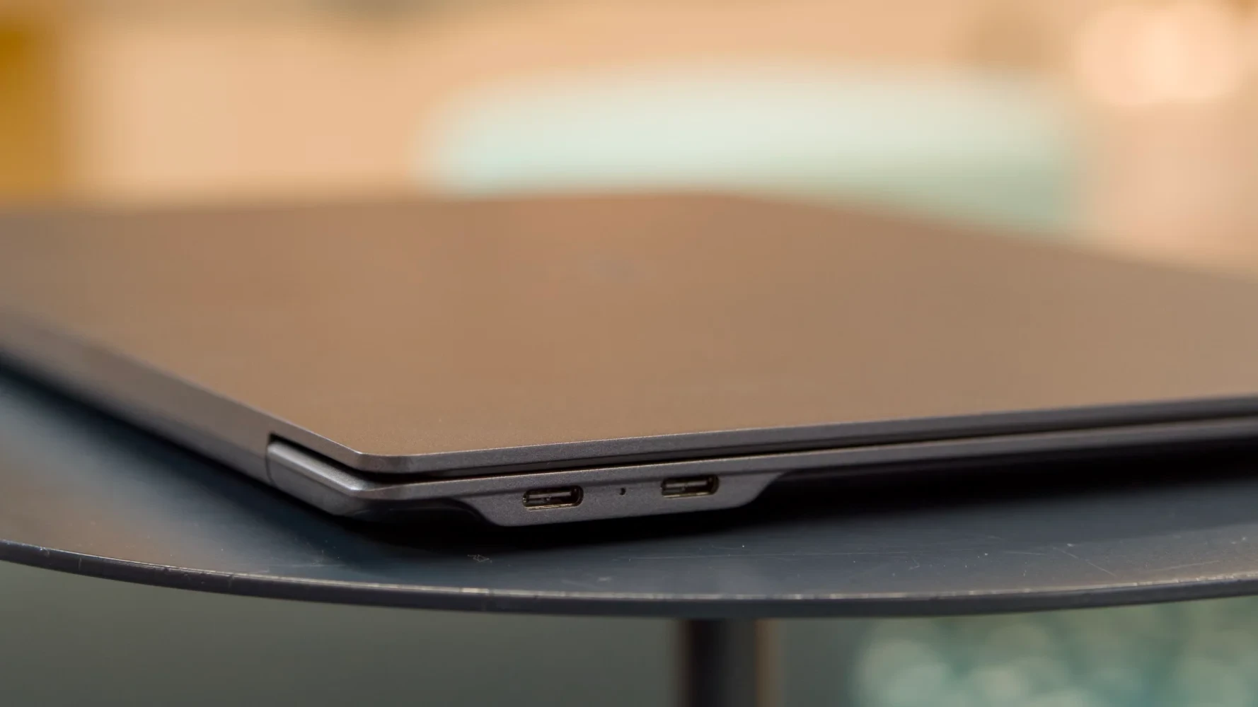 LG Gram SuperSlim có màn hình 15.6 inch và bàn phím số đầy đủ