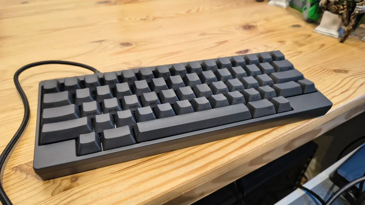 Bàn phím HHKB Professional Classic Type-S với thiết kế tối giản, màu than chì.